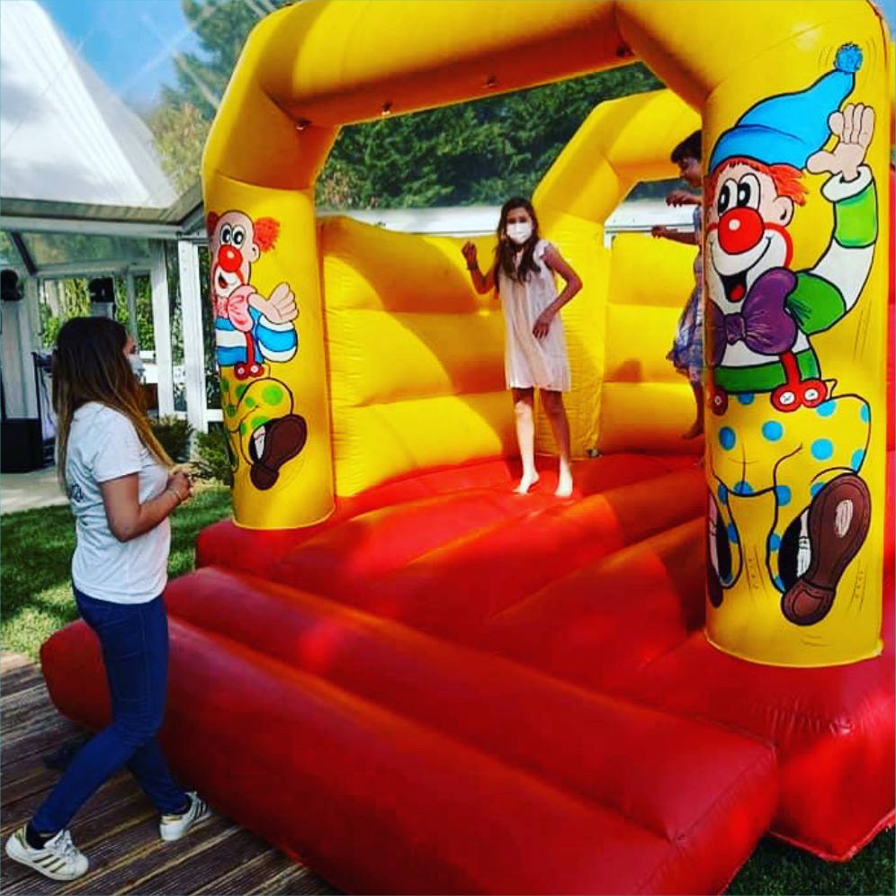 Crianças a brincar num insuflável colorido, animação infantil em Carnaxide