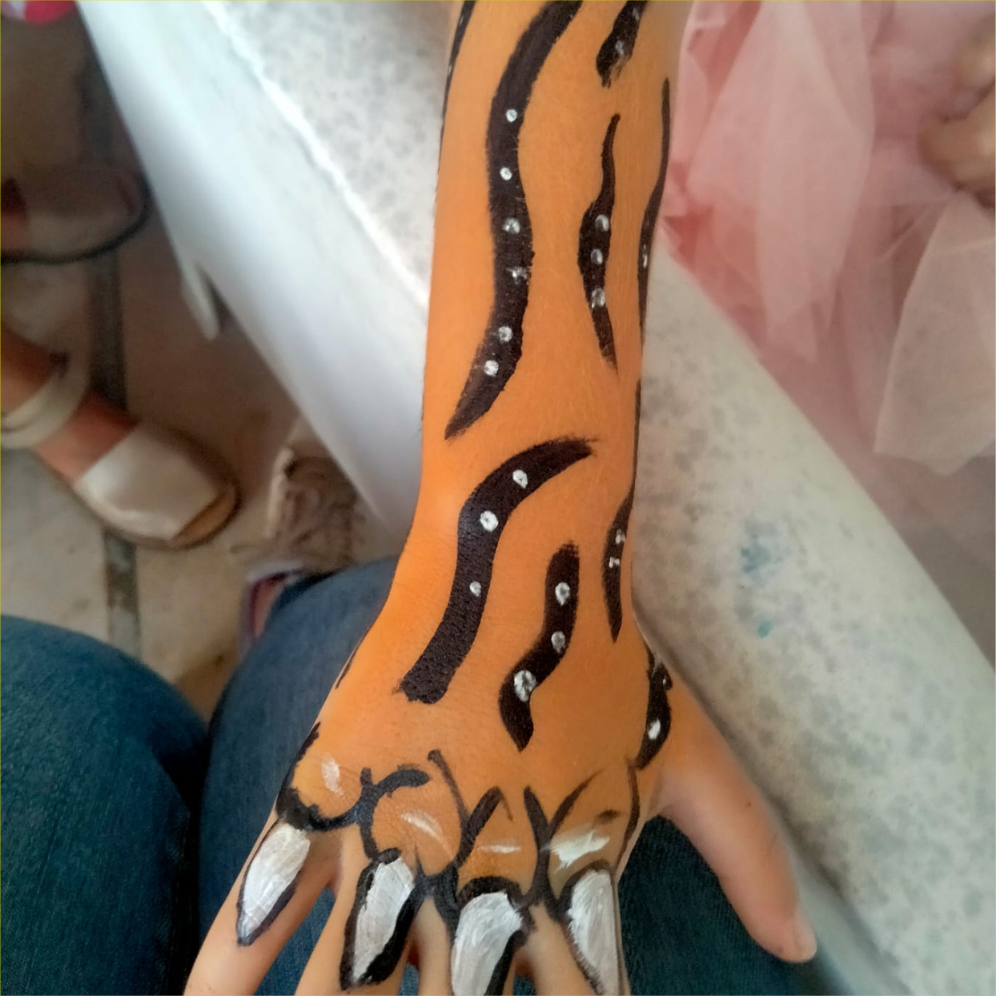Pintura facial de tigre em criança, animação infantil